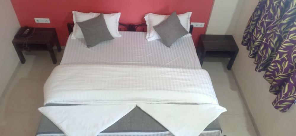 Hotel Rajendra Chinchani エクステリア 写真